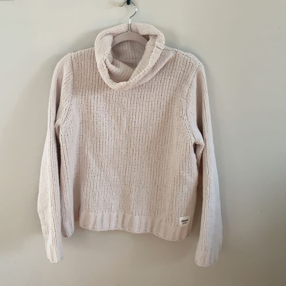 Low turtle neck sweater